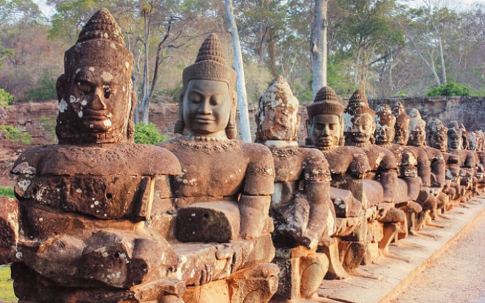 Кхмерские скульптуры на территории Ангкора