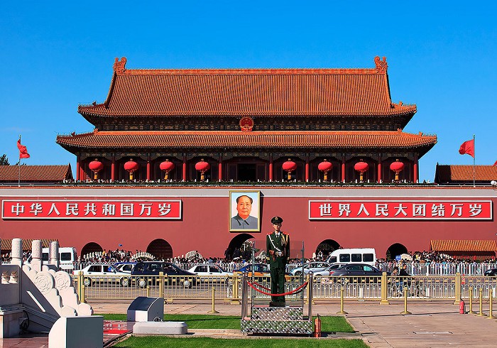 Надпись на воротах Тяньаньмэнь
