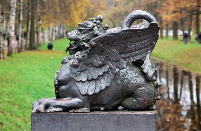 Металлическая фигура крылатого дракона в Александровском парке