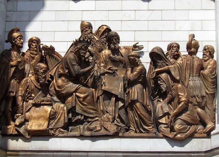 Художественная скульптура, украшающая стены Храма Христа Спасителя