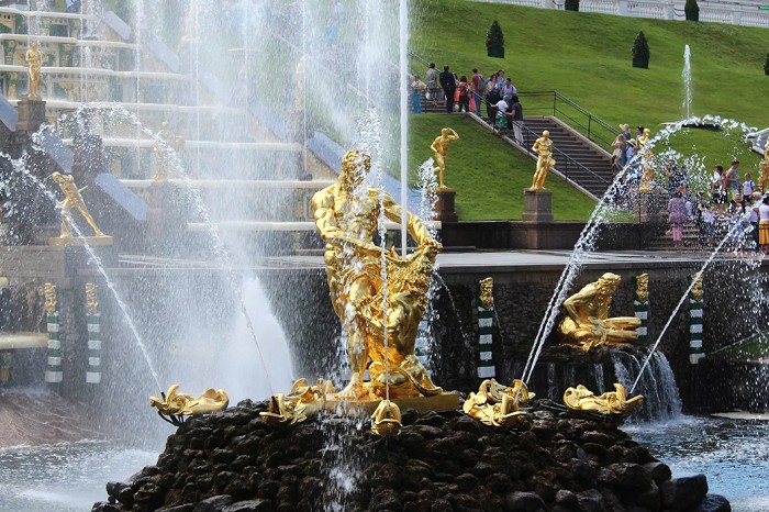 Самсон — центральный фонтан дворцово-паркового ансамбля «Петергоф»