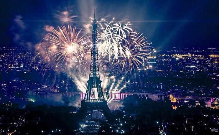 Новогодний фейерверк в Париже