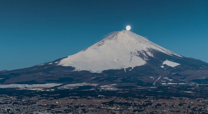 Полная луна над вершиной Фудзиямы
