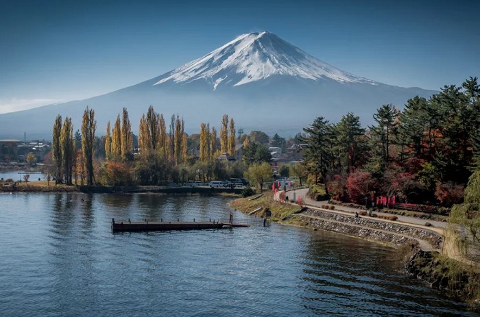 Гора Фудзияма и озеро Кавагути-ко в летний сезон