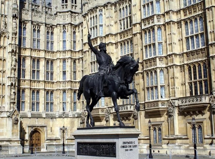 Статуя короля Ричарда I в Старом Дворе дворца