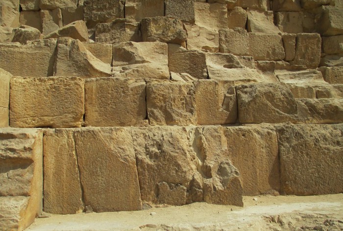 Гигантские блоки, из которых сложена пирамида