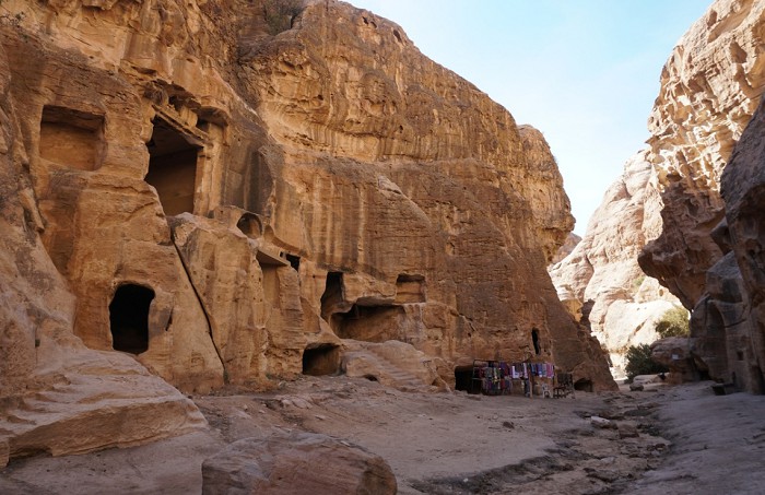 Жилые пещеры Петры