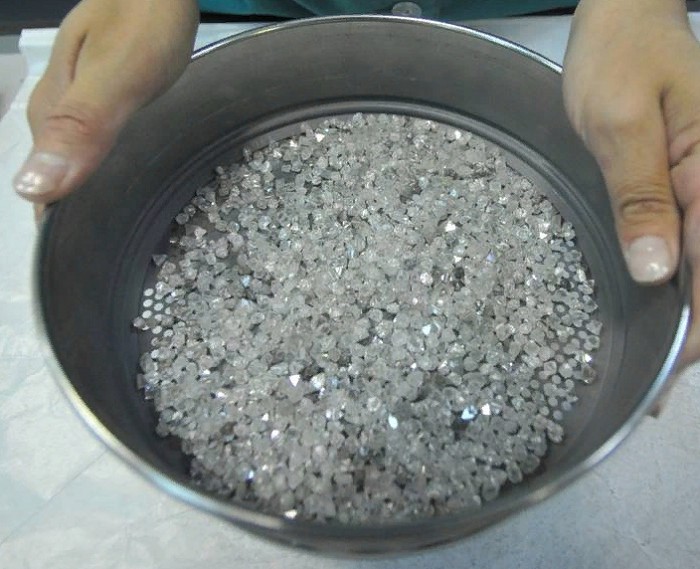 Алмазы сортируют вручную на специальных отполированных блюдах