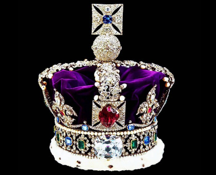 Британская корона, украшенная сапфирами