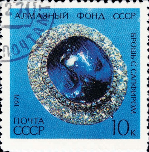 Почтовая марка с изображением броши, хранящейся в Алмазном фонде России