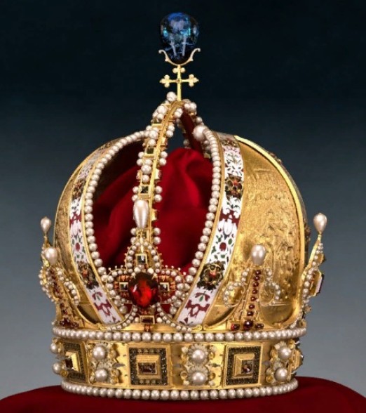 Корона австрийского императора украшена крупным сапфиром
