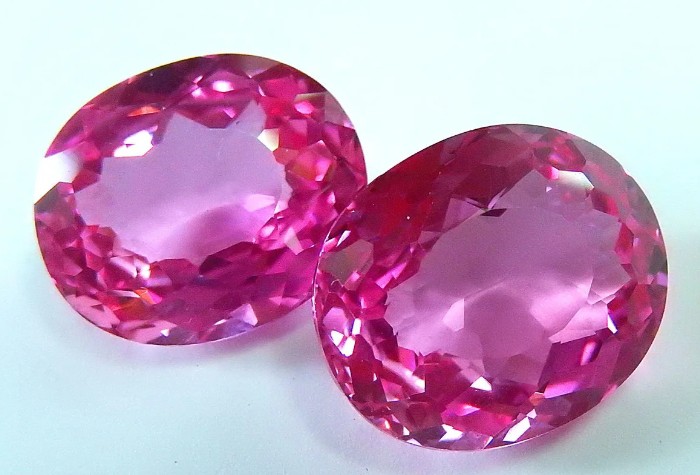 Розовый ювелирный камень название. Розовый топаз камень. Розовый топаз минерал. Розовый топаз Урал. Топаз розовый полудрагоценный камень.