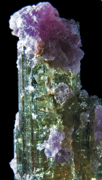 Коллекционный кристалл верделита с «цветами» из розового лепидолита