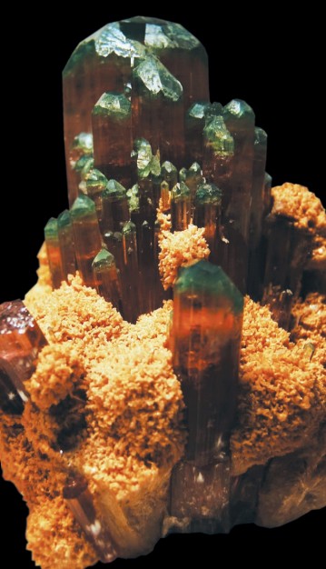 В одном кристалле верделит может сочетаться с другими видами турмалина
