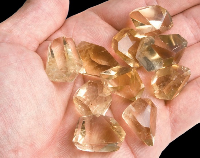Отполированные кристаллы цитрина природной формы