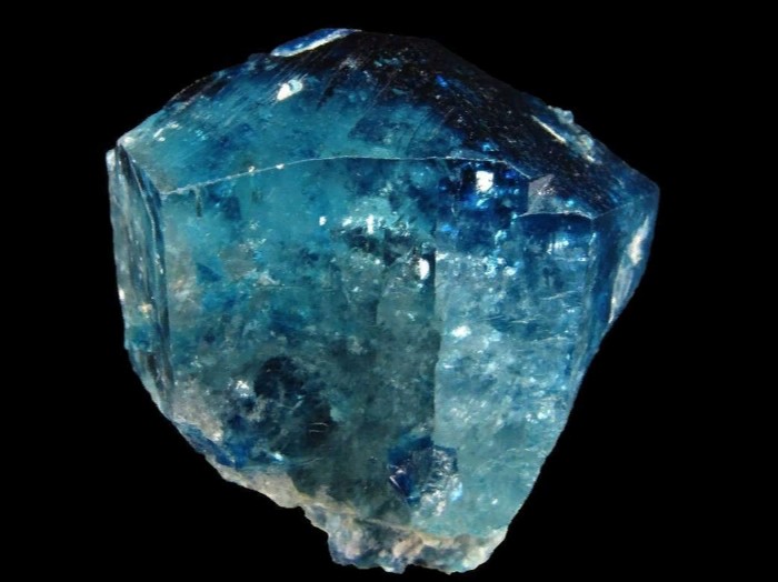 Крупный кристалл голубого эвклаза