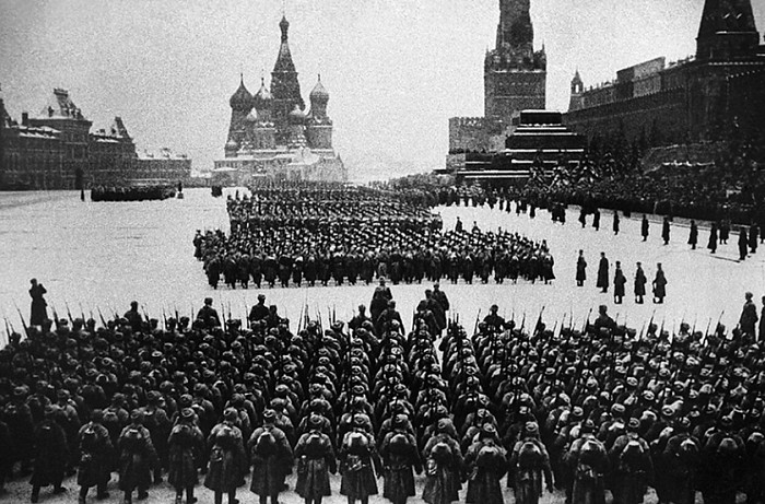 парад на Красной площади в Москве 7 ноября 1941 г.