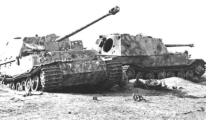 Подбитые под Прохоровкой немецкие танки. Лето 1943 г.