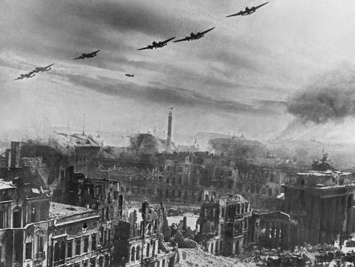 Советские штурмовики над пылающим Берлином