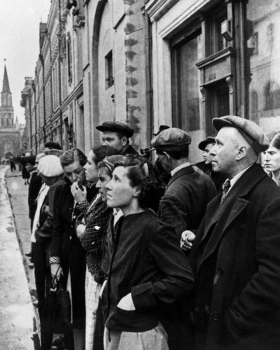 Жители Москвы во время объявления о вероломном нападении фашистской Германии на Советский Союз. Июнь 1941 года
