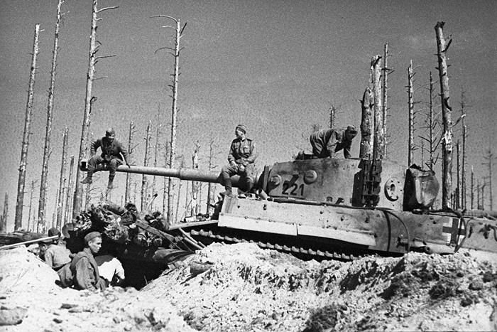 Советские танкисты на подбитом немецком танке после боя. Апрель 1944 года