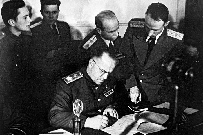 Маршал Советского Союза Георгий Жуков подписывает Акт о безоговорочной капитуляции гитлеровской Германии. Май 1945 года