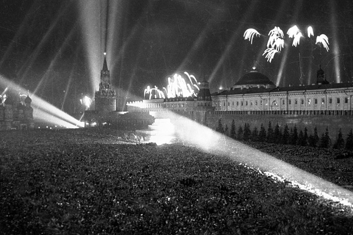 «Салют Победы». Советские люди празднуют День Победы на Красной площади. Май 1945 года