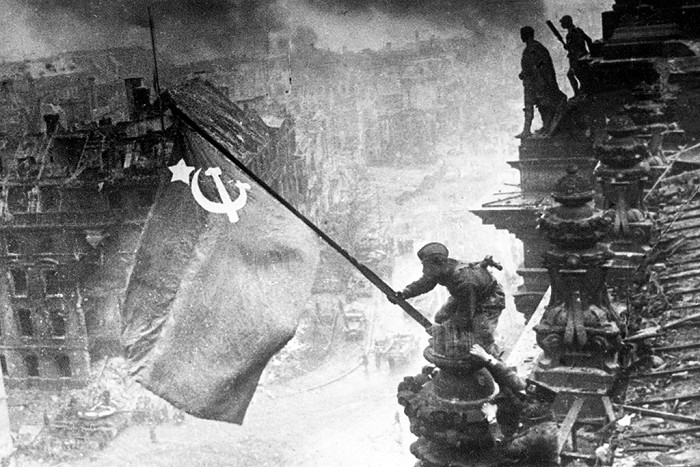 Знамя Победы на здании Рейхстага в Берлине. Май 1945 года