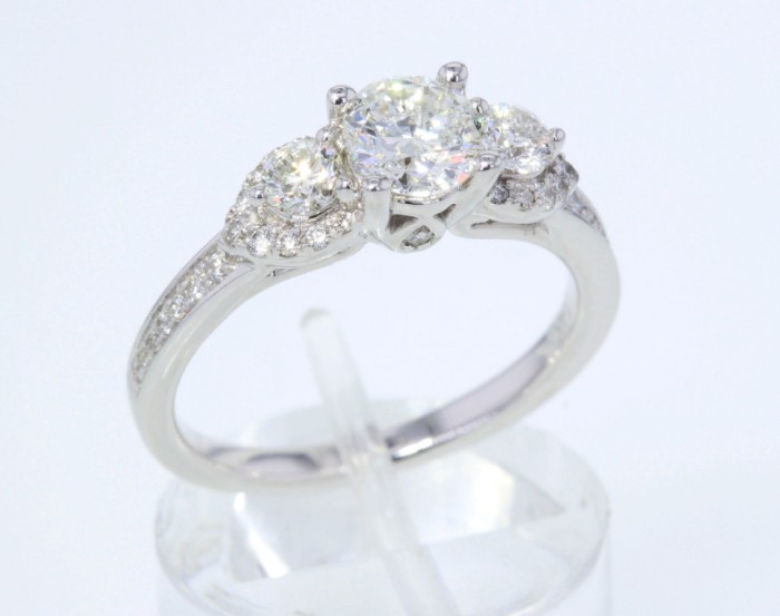 Изящное бриллиантовое кольцо