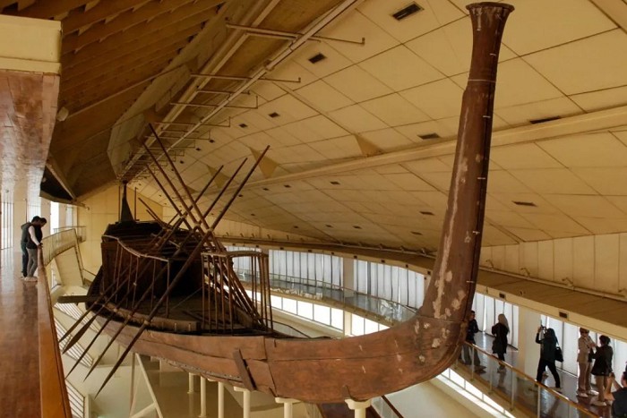 «Солнечная ладья». Гребное судно. Египет. 2500 г. до н. э.