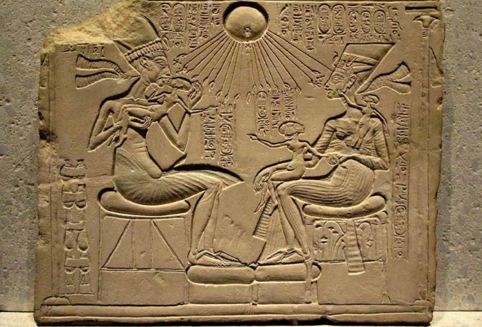 Фараон Эхнатон и его супруга Нефертити с детьми поклоняются солярному богу Атону. Древнеегипетский рельеф