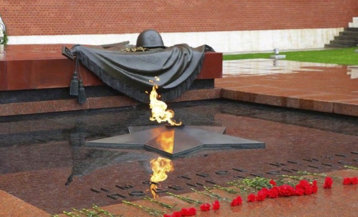Вечный огонь на могиле Неизвестного солдата у Кремлевской стены в Александровском саду в Москве