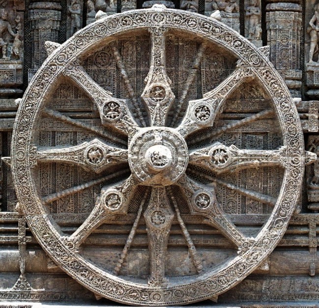 Каменное колесо сансары из индуистского храма