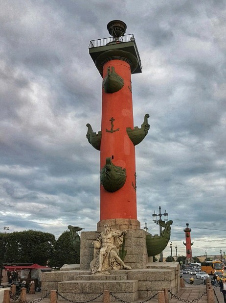 Ростральная колонна на стрелке Васильевского острова в Санкт-Петербурге