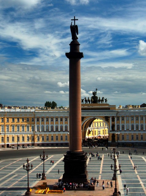 Александрийский столп на Дворцовой площади в Санкт-Петербурге