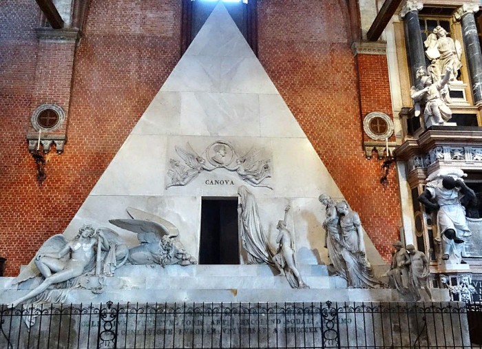 Надгробие, выполненное в форме пирамиды, работы итальянского скульптора А. Кановы, XIX в.