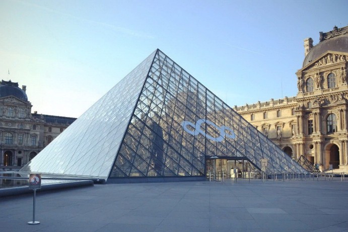 Стеклянная пирамида во дворе Лувра