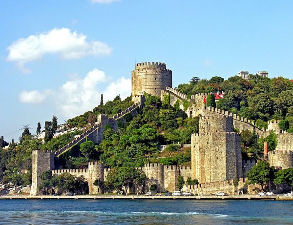 Крепость Румелихисары на европейском берегу Босфора (Турция)