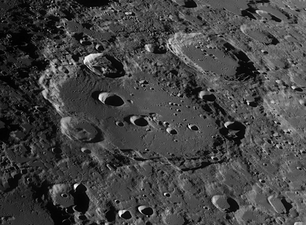 Поверхность Луны. Фото НАСА