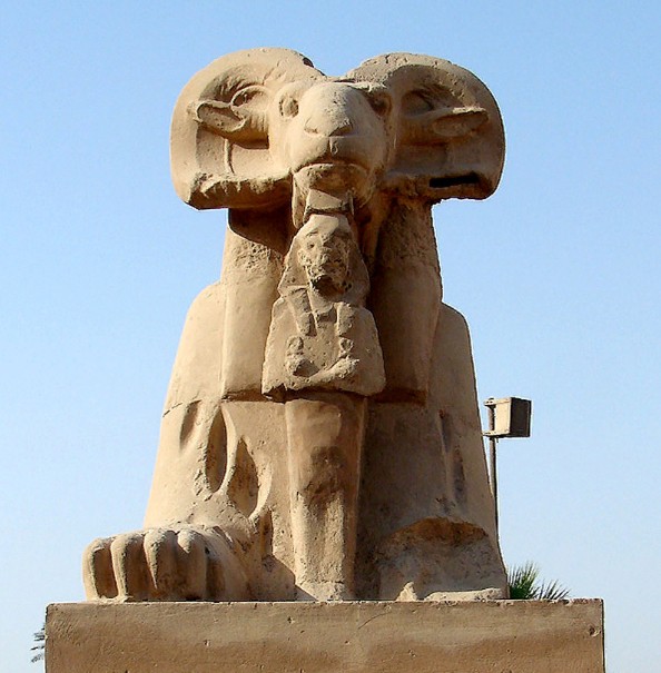 Статуя священного барана на аллее перед храмом Амона в Карнаке
