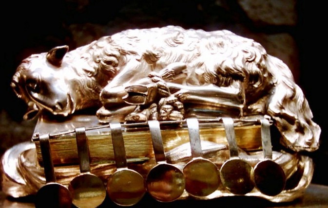 Агнец апокалипсиса спит на книге с семью печатями. Скульптура И. Рора, XVIII в.