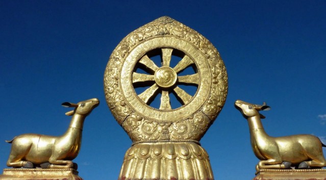 Два оленя у основания колеса Дхармы. С ворот одного из храмов в Лхасе, Тибет 