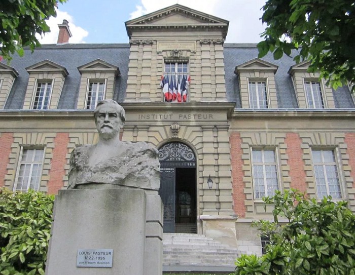 Институт Пастера в Париже с памятником его основателю — Луи Пастеру