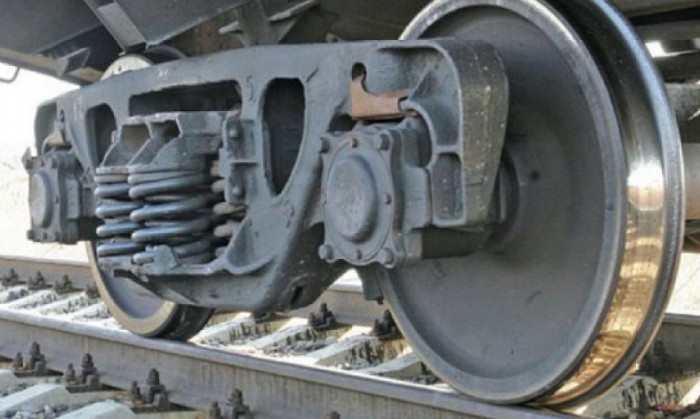 Современные двутавровые рельсы и колёса современного поезда с ребордами