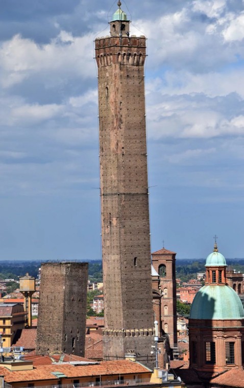 Башни Азинелли и Гаризенда в Болонье — небоскрёбы XII в.