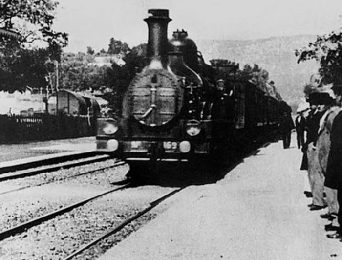 Кадр из фильма Люмьеров «Прибытие поезда». 1895 г.