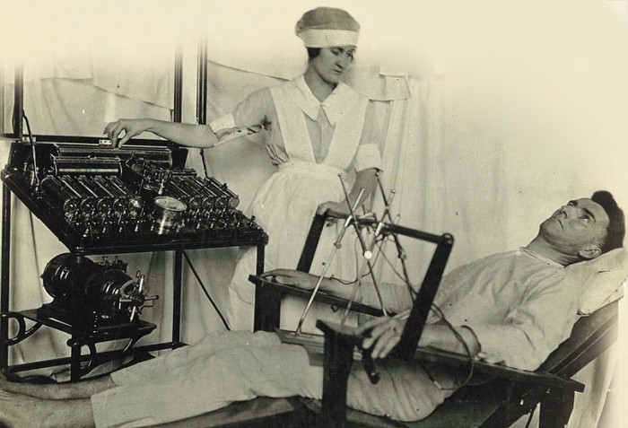 Раненый солдат на сеансе электротерапии ноги во время Первой мировой войны