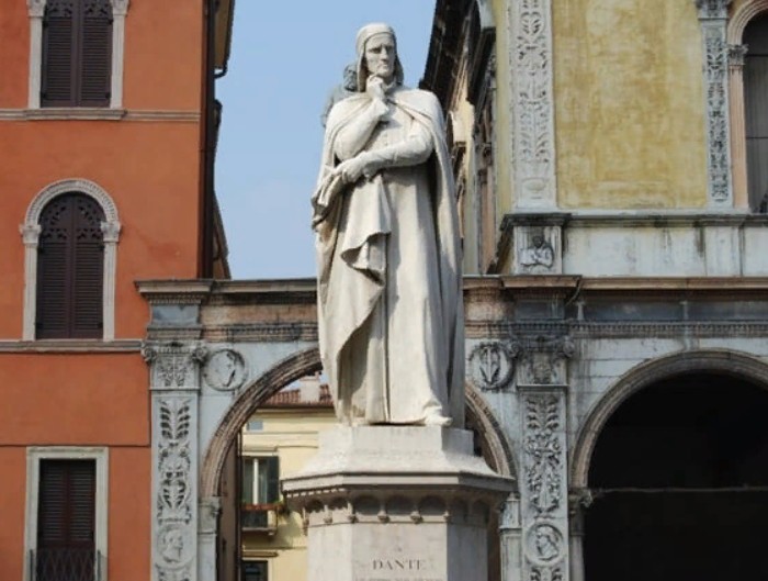 Статуя Данте в итальянском городе Верона