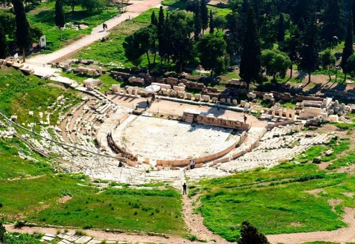 Театр Диониса на склоне Афинского холма Акрополя в Греции