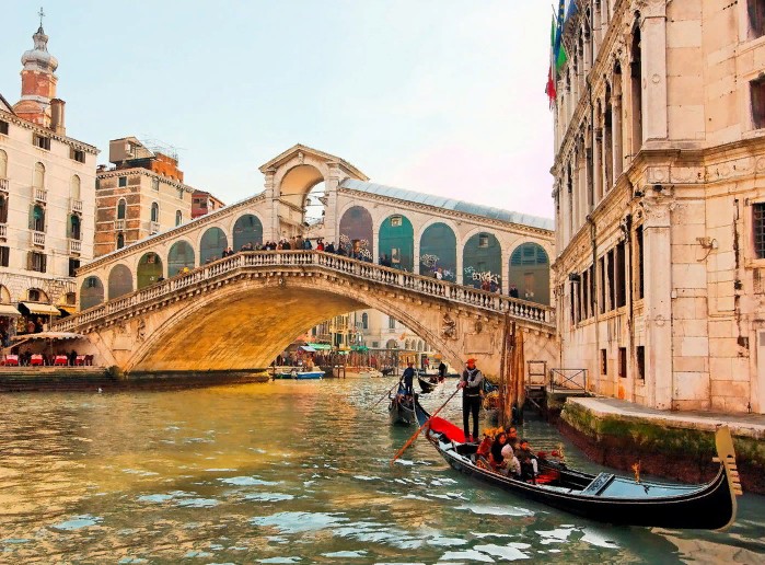 Венеция — город на северо-восточном побережье Италии